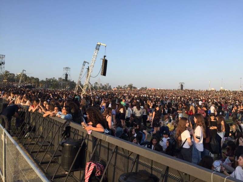 המעריצות ישנו בפארק הירקון בלילה // צילום: משה בן שמחון